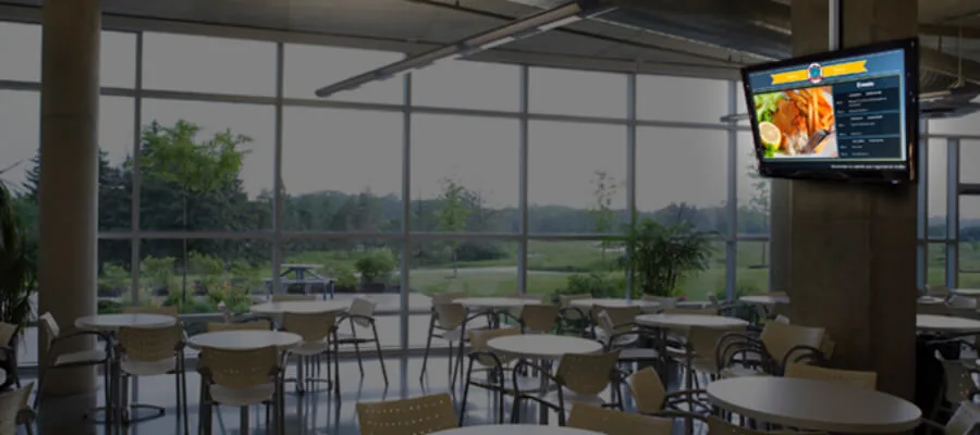 Digitale Menüboards in einer Schulcafeteria