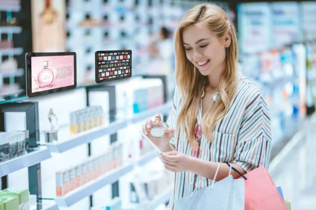 Frau an einer interaktiven Digital-Signage-Anwendung